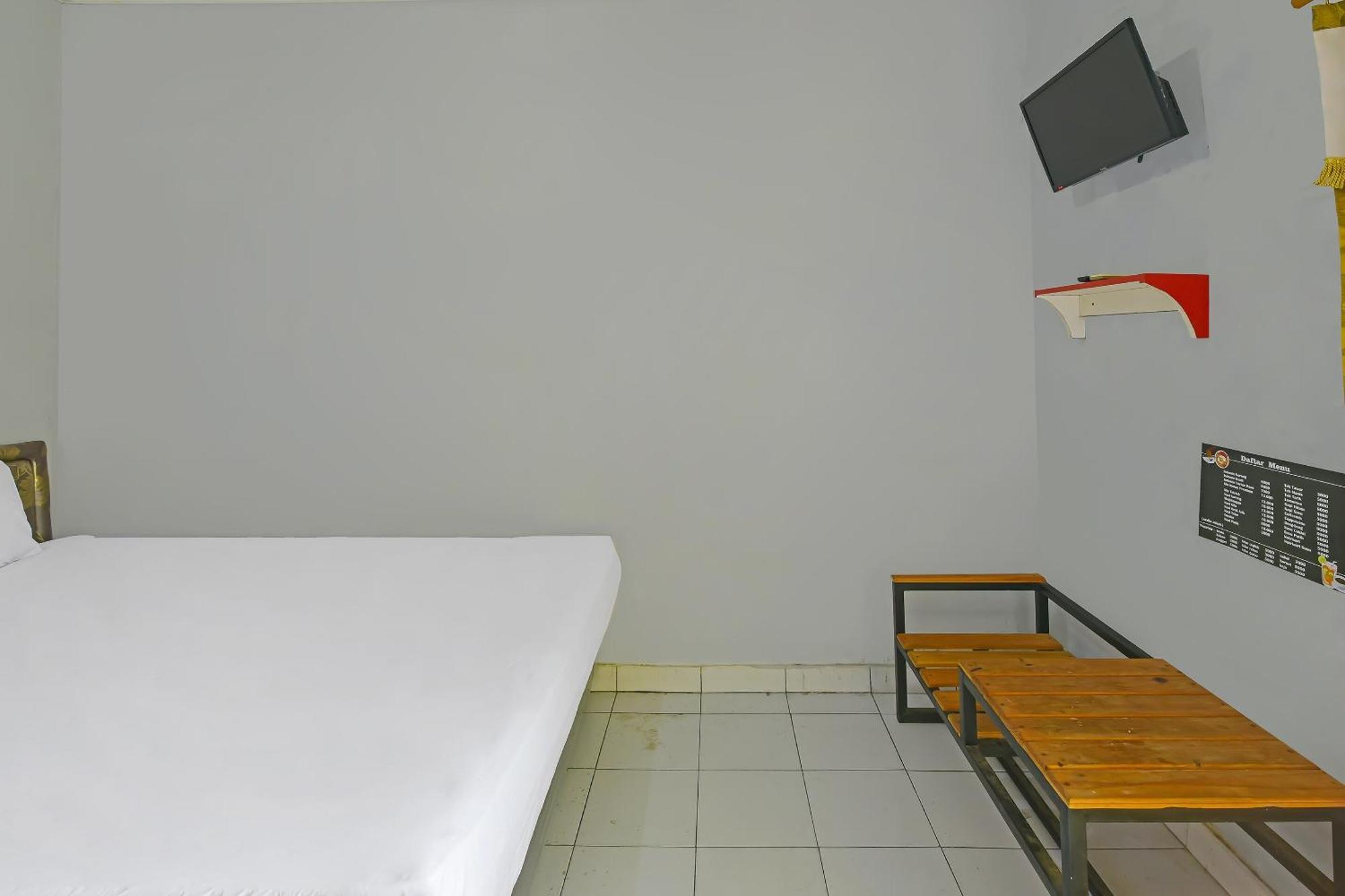 Spot On 91905 Hotel Cipto Arum Чилачап Екстериор снимка