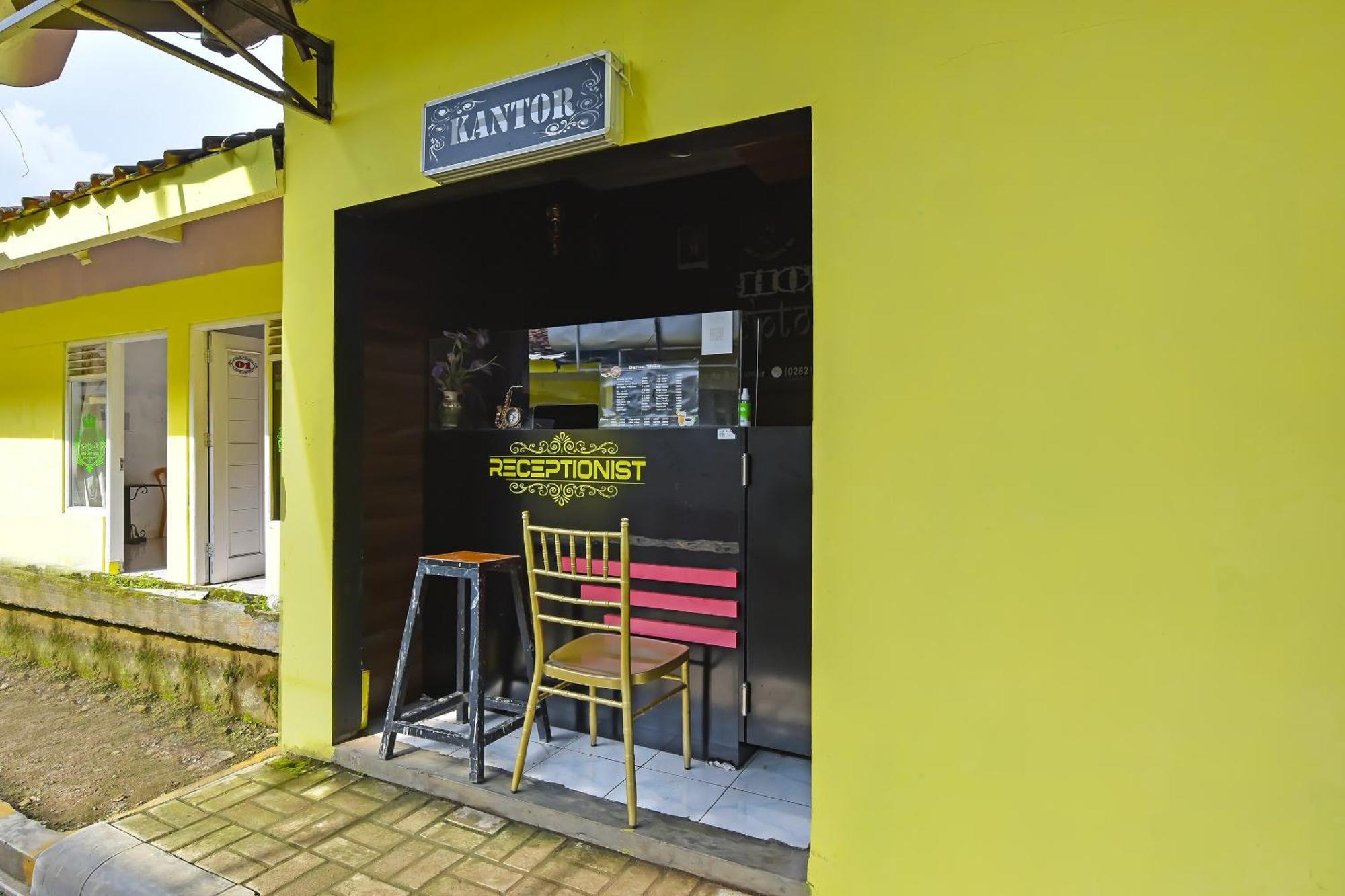 Spot On 91905 Hotel Cipto Arum Чилачап Екстериор снимка