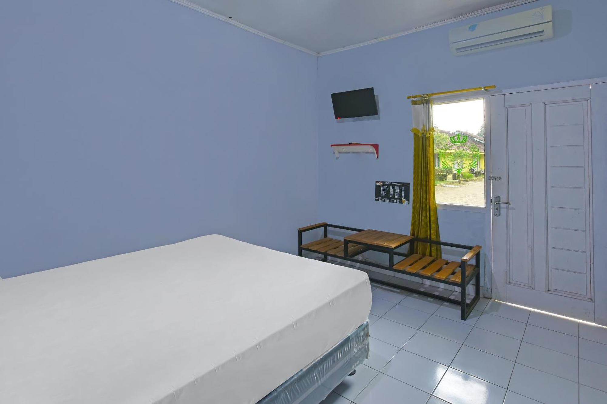 Spot On 91905 Hotel Cipto Arum Чилачап Екстериор снимка
