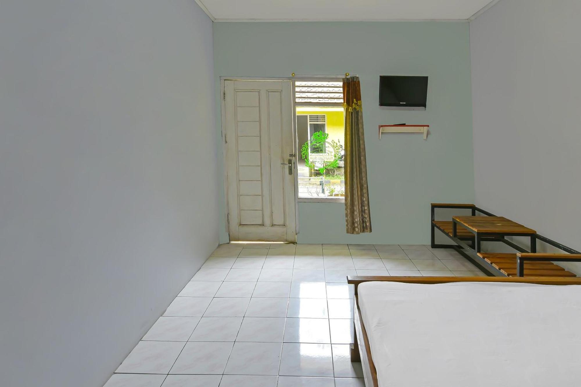 Spot On 91905 Hotel Cipto Arum Чилачап Екстериор снимка