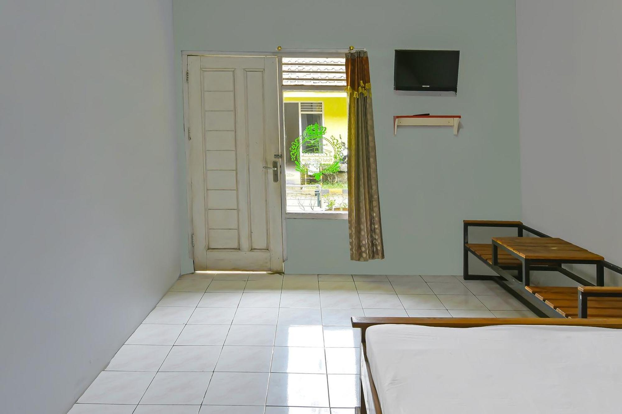 Spot On 91905 Hotel Cipto Arum Чилачап Екстериор снимка